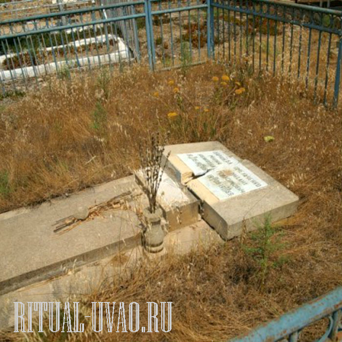 На кладбище в Москве. Памятники, ограды - обустройство