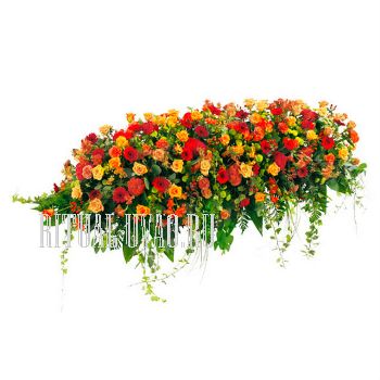 Шикарная цветочная композиция на гроб