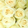 Белые Розы в плетеной корзине на могилу