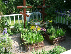 Посадка декоративных растений, цветов, устройство газона на могиле