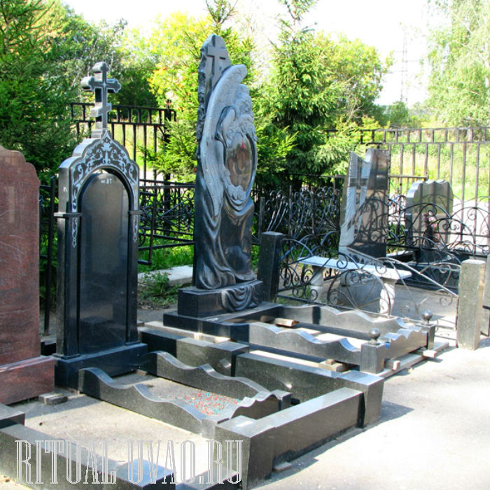 На кладбище в Москве. Памятники, ограды - обустройство