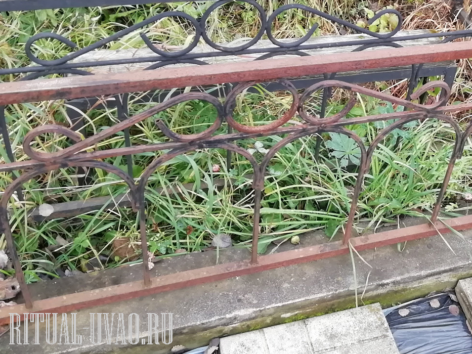 Очистить от ржавого слоя старую оградку