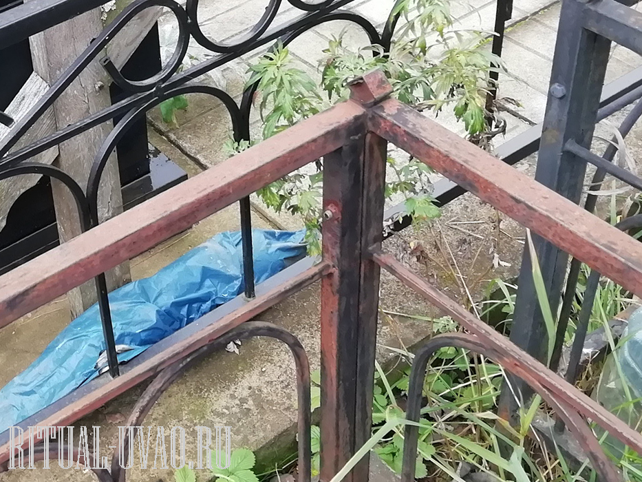 Очистить от ржавого слоя старую оградку