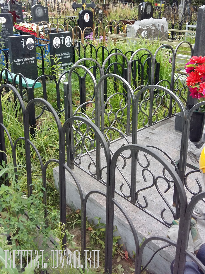 Очистка ограды от старой краски на кладбище