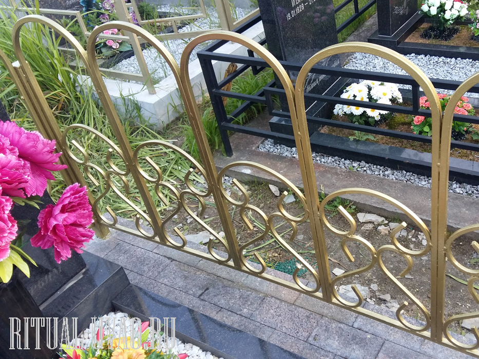 Очистка ограды от старой краски на кладбище