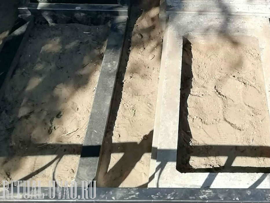 Тротуарная плитка с бордюром на могиле