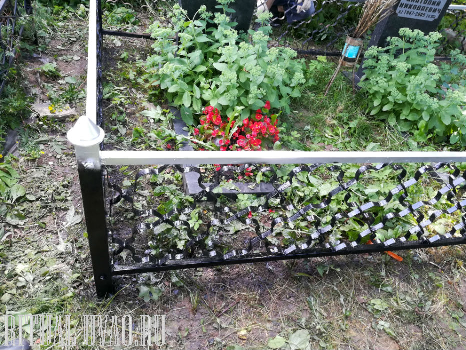 Покраска металлической ограды на кладбище