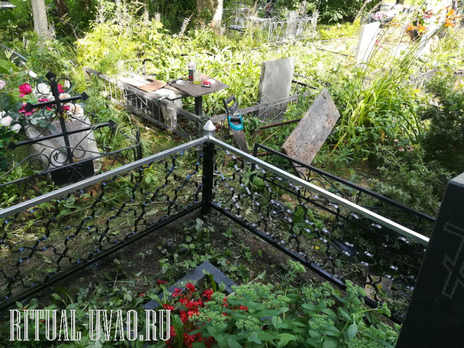 Покраска металлической ограды на кладбище