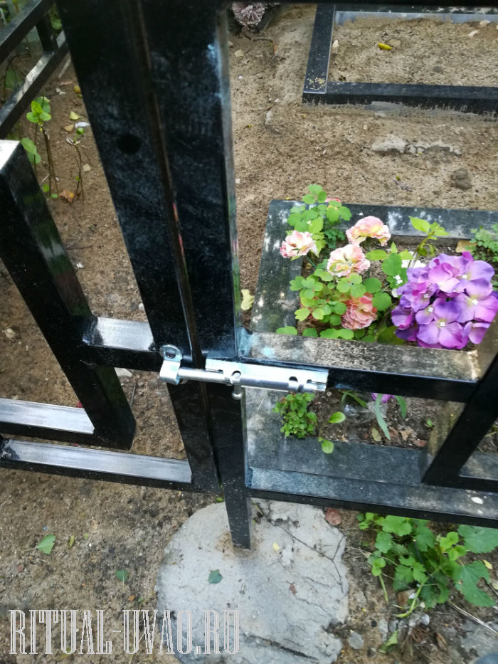 Покрасить ограду на могиле фото