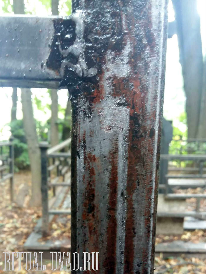 как снять старую краску с металлической ограды на кладбище.