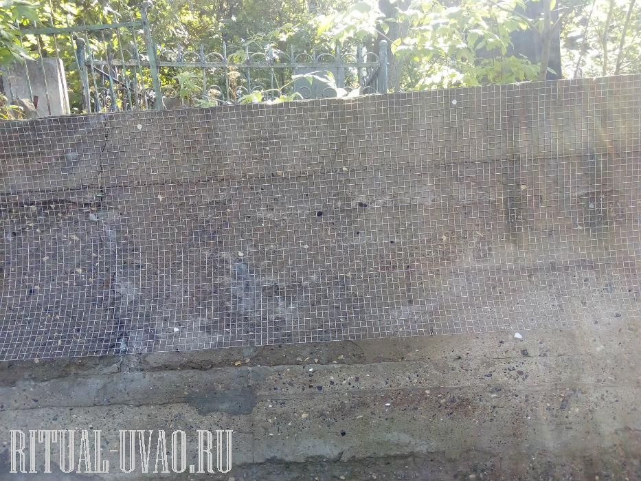 Облицовка стены на кладбище керамогранитом