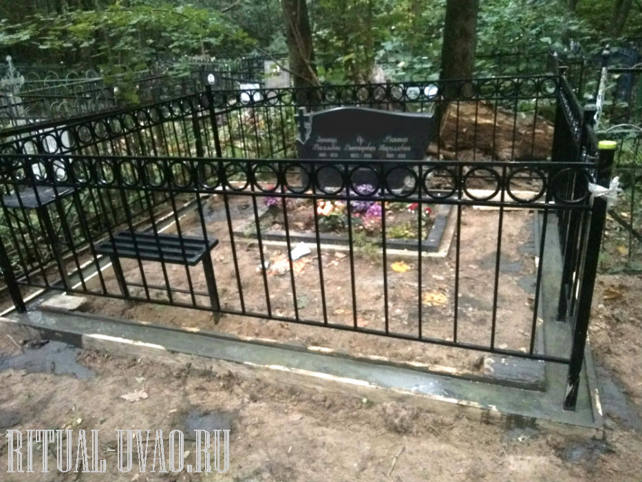 Высокая ограда на могилу с цоколем и плиткой.