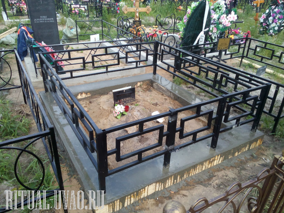 Заливка бетонного цоколя по периметру могильного участка на кладбище.