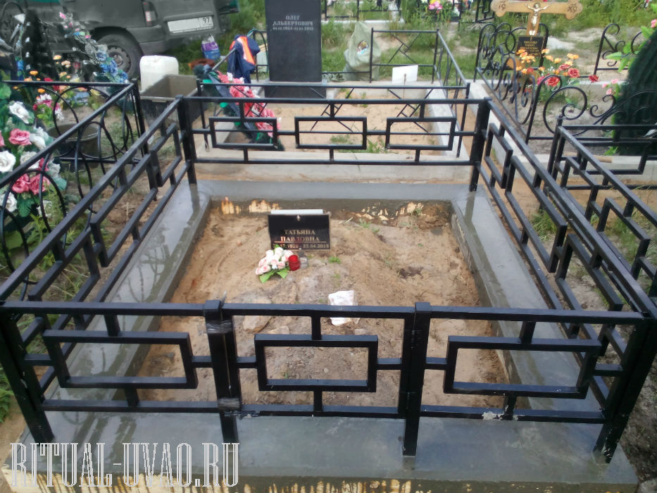Заливка бетонного цоколя на кладбище
