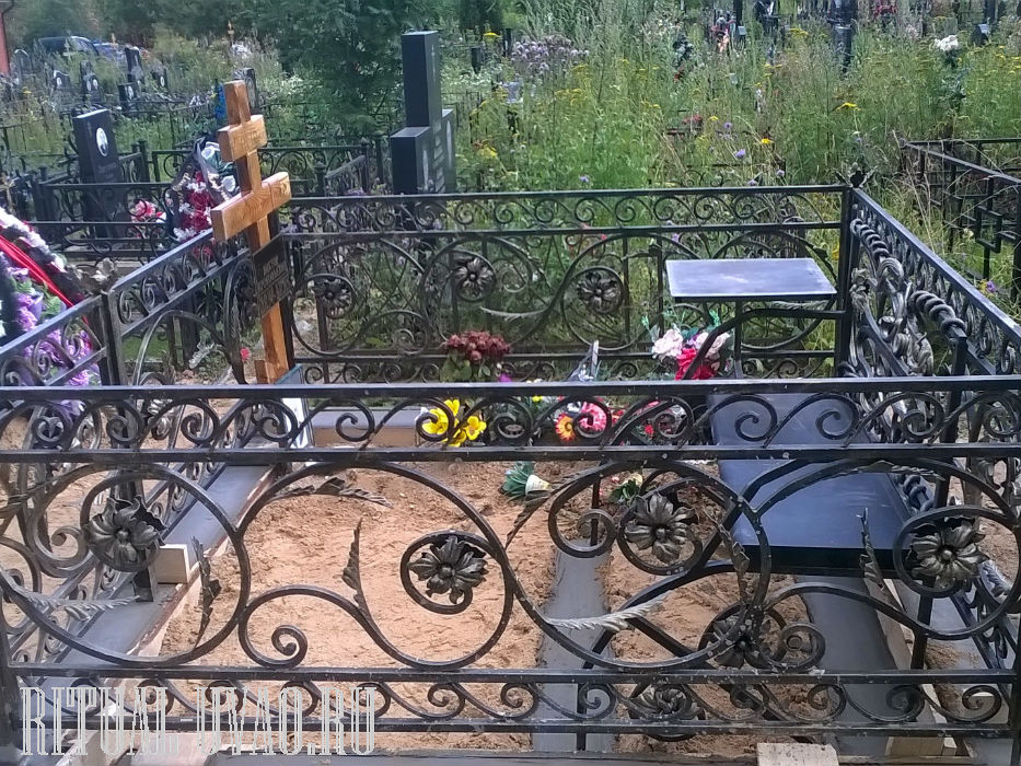 Заливка бетонного цоколя на кладбище