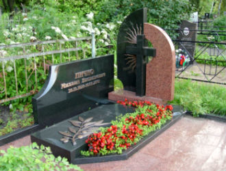 Надгробия на кладбище