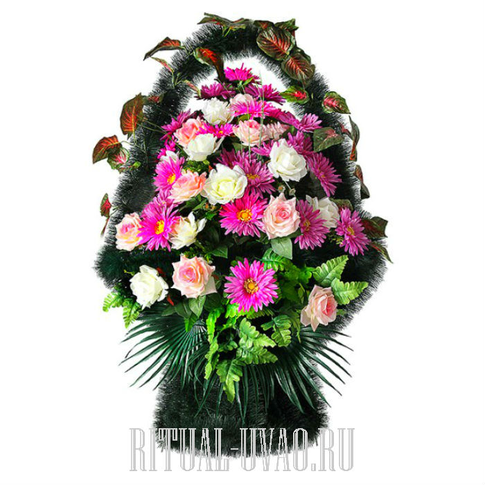 Искусственные цветы в корзине на могилу