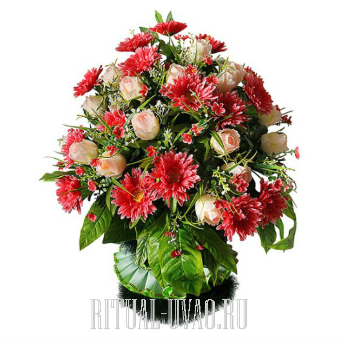 Искусственные цветы в корзине на могилу в магазине